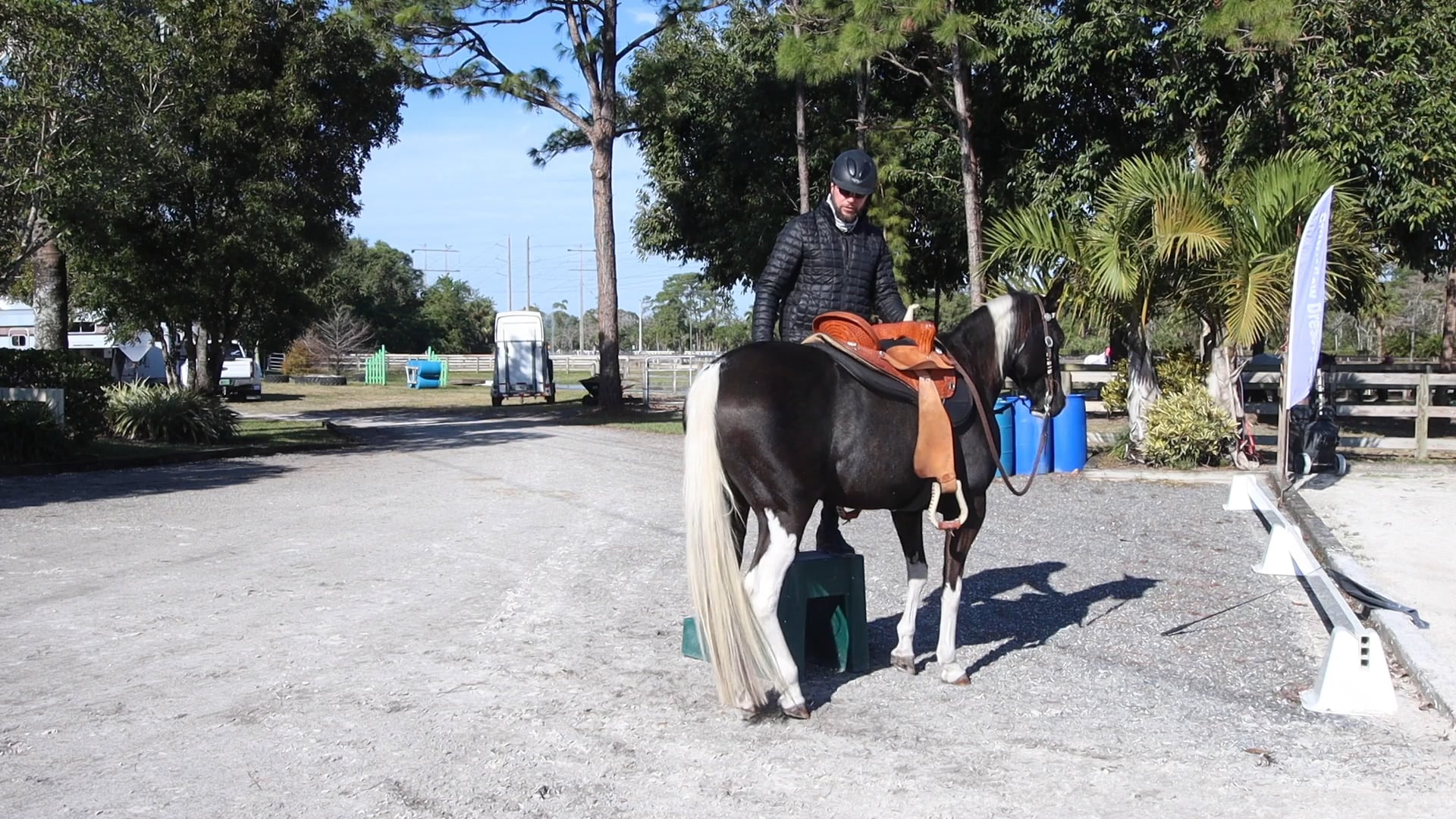 Safely mounting and starting lateral work 