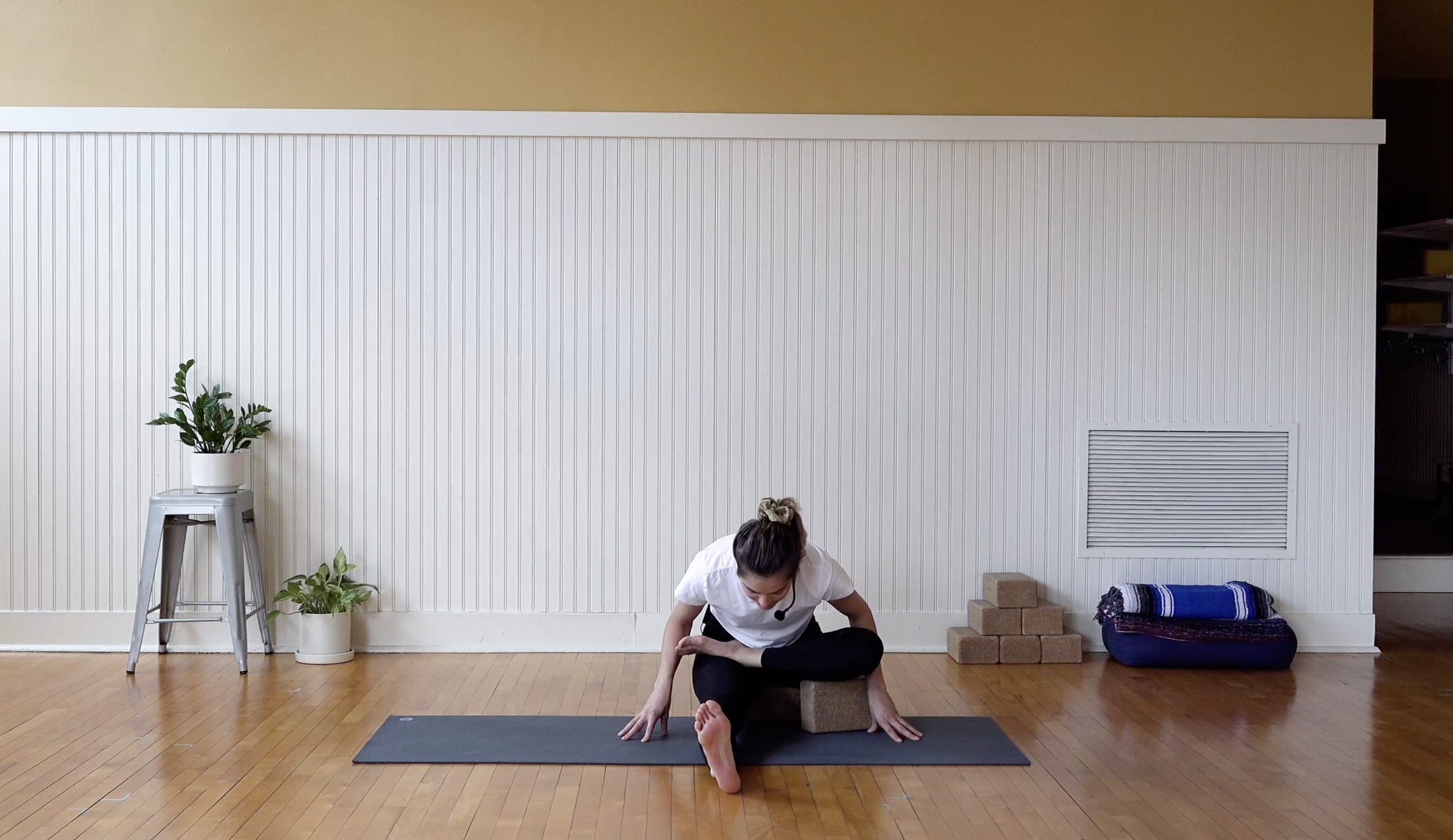 Yoga in Spanish: Yoga para mejorar la Meditación • Sara Bravo • 30 min 