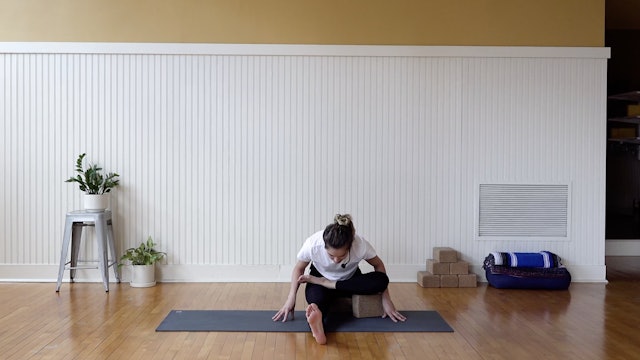 Yoga in Spanish: Yoga para mejorar la Meditación • Sara Bravo • 30 min 