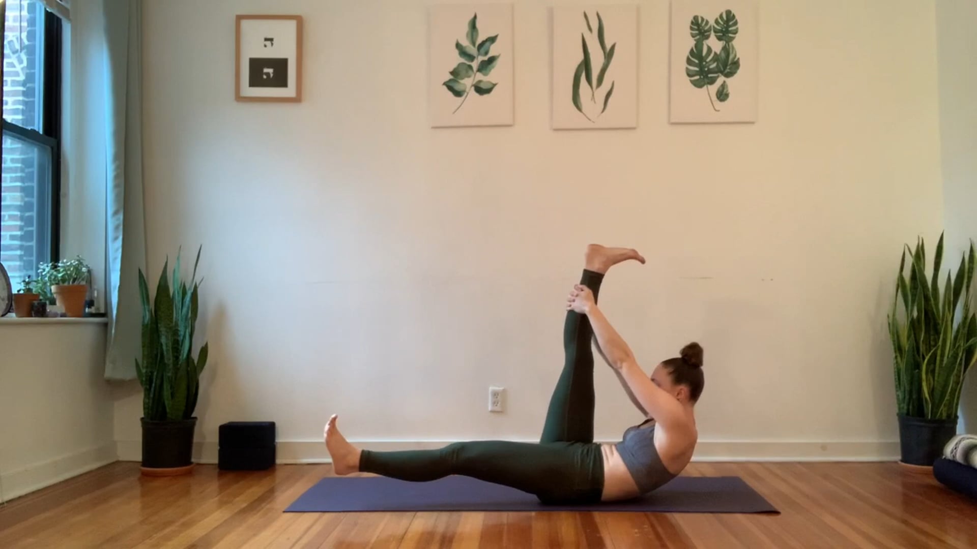  Pilates: Twist, Stretch and Breath • Hannah Adams • 30 min