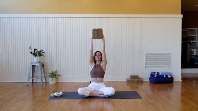 Yoga in Spanish: Fuerza y Flexibilidad • Sara Bravo • 30 min