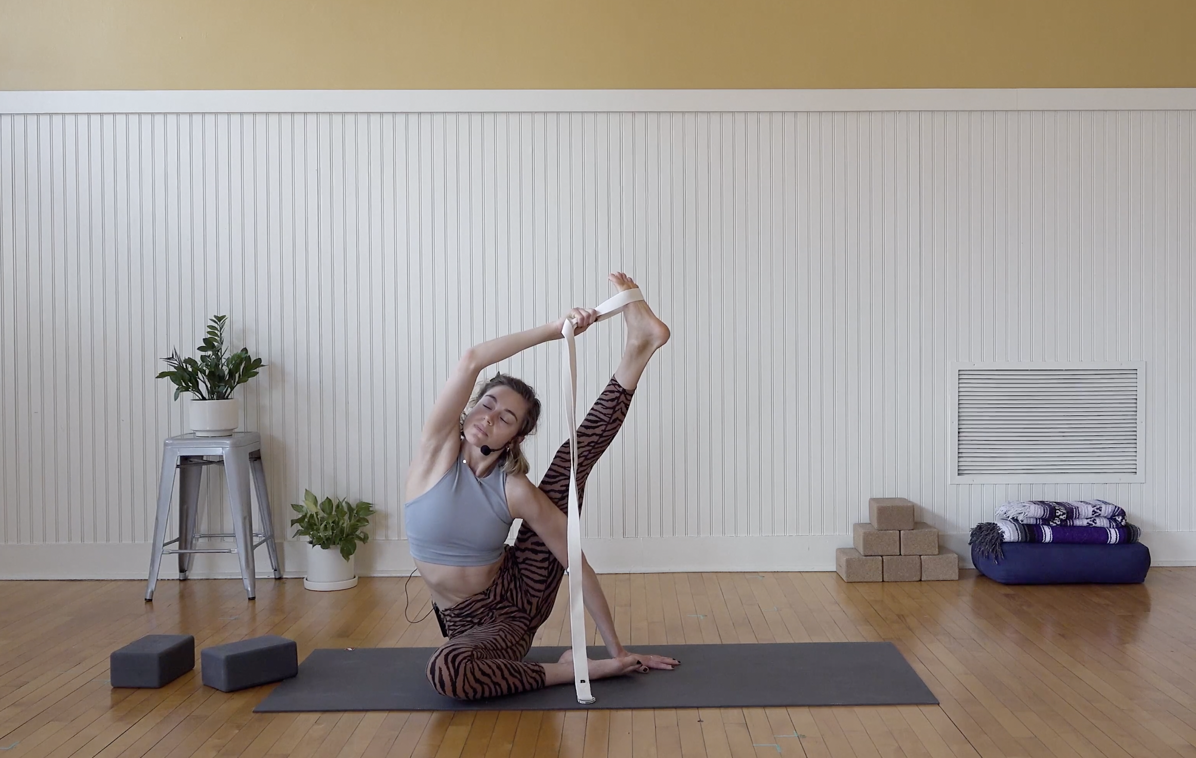 Yoga in Spanish: Preparación para la postura del Compas • Sara Bravo • 45 min