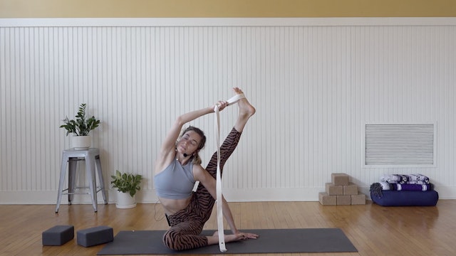 Yoga in Spanish: Preparación para la postura del Compas • Sara Bravo • 45 min