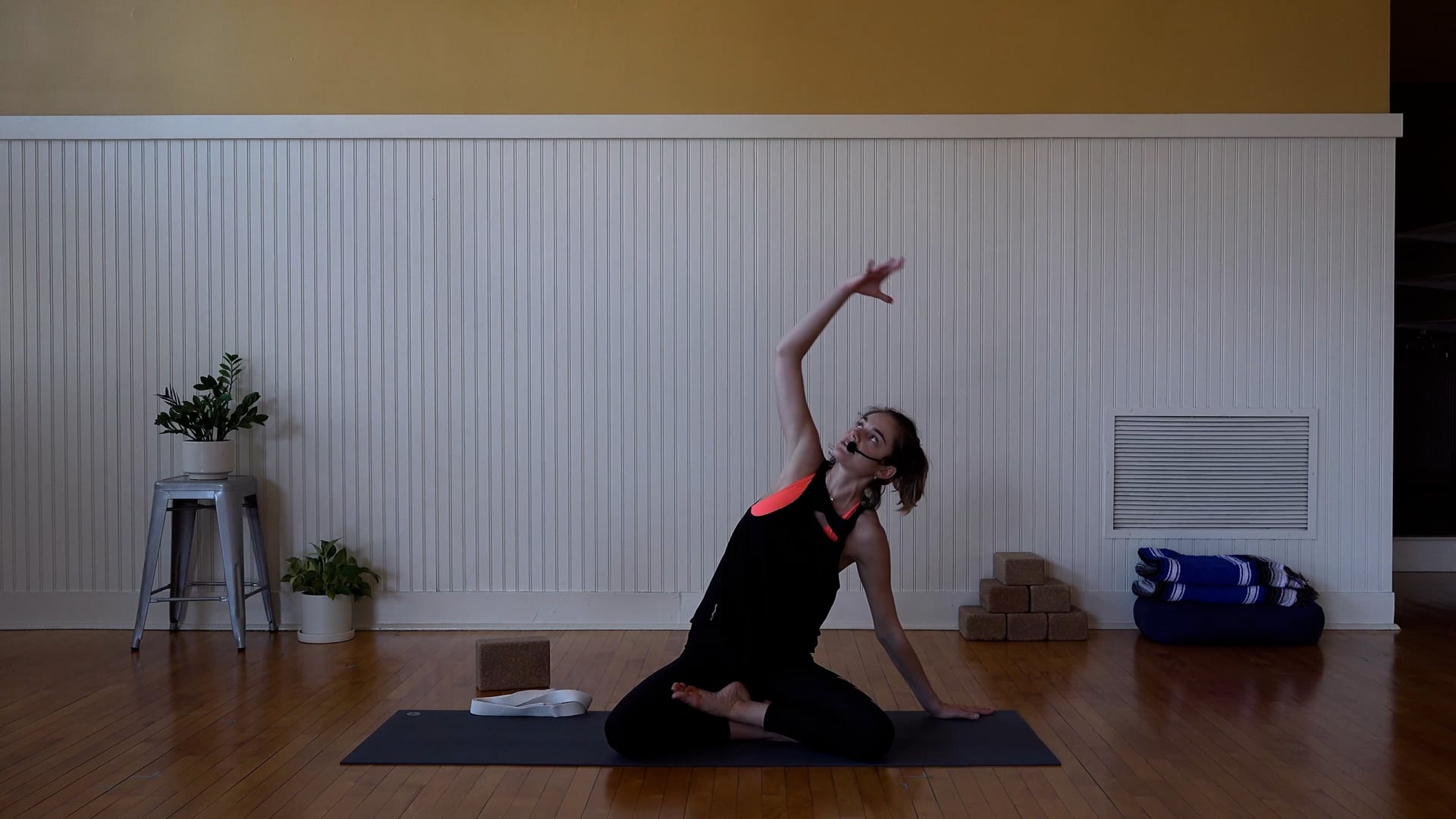 Flow in Spanish: Hombros y Caderas • Sara Bravo • 40 min