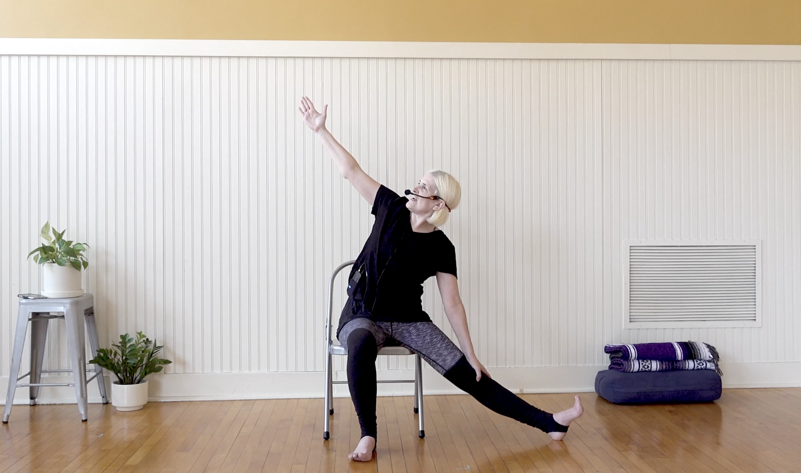 Flow: Chair yoga seated stretch • Larisa Forman • 15 min 