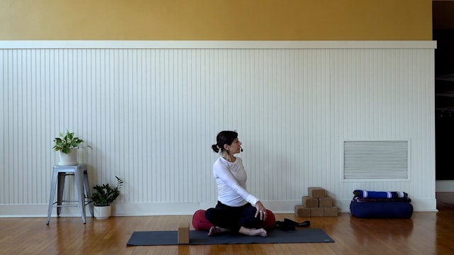 Iyengar: The Neck and Shoulders • Claire Carroll • 30 min