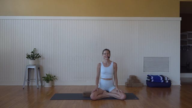 Yoga in Spanish: Mobilidad • Sara Bra...
