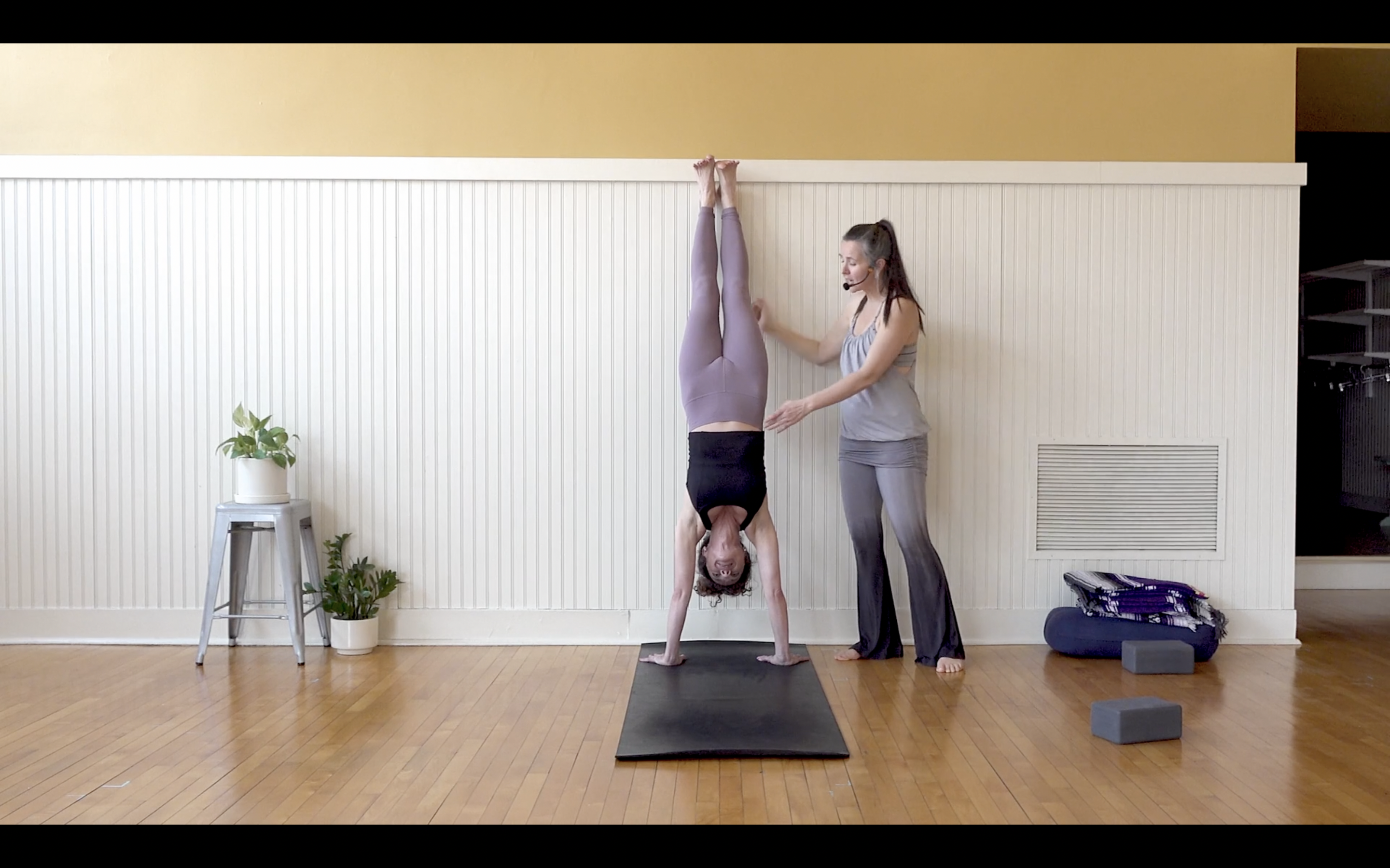 Adho Mukha Vrksasana • Justine Wiltshire Cohen • 5 minutes