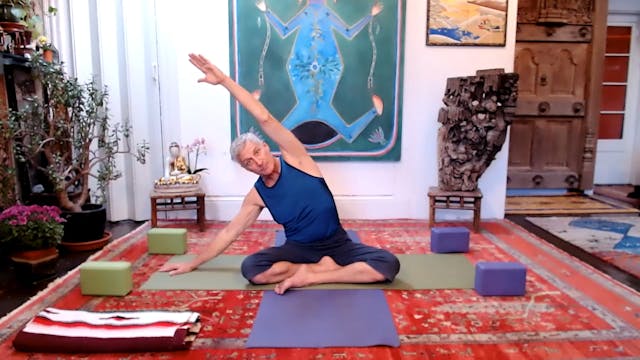 Slow Flow: Hip Opening • Daniel Orla...