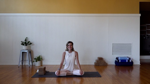 Yoga in Spanish: Hombros, cuello y mandibula • Sara Bravo • 20 mins  