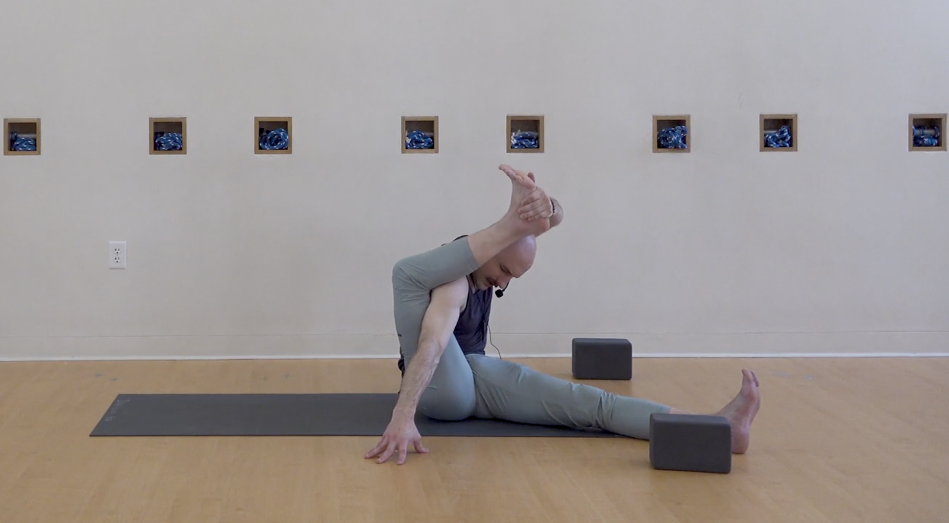Flow: Compass Pose • Marco Vinci • 50 minutes