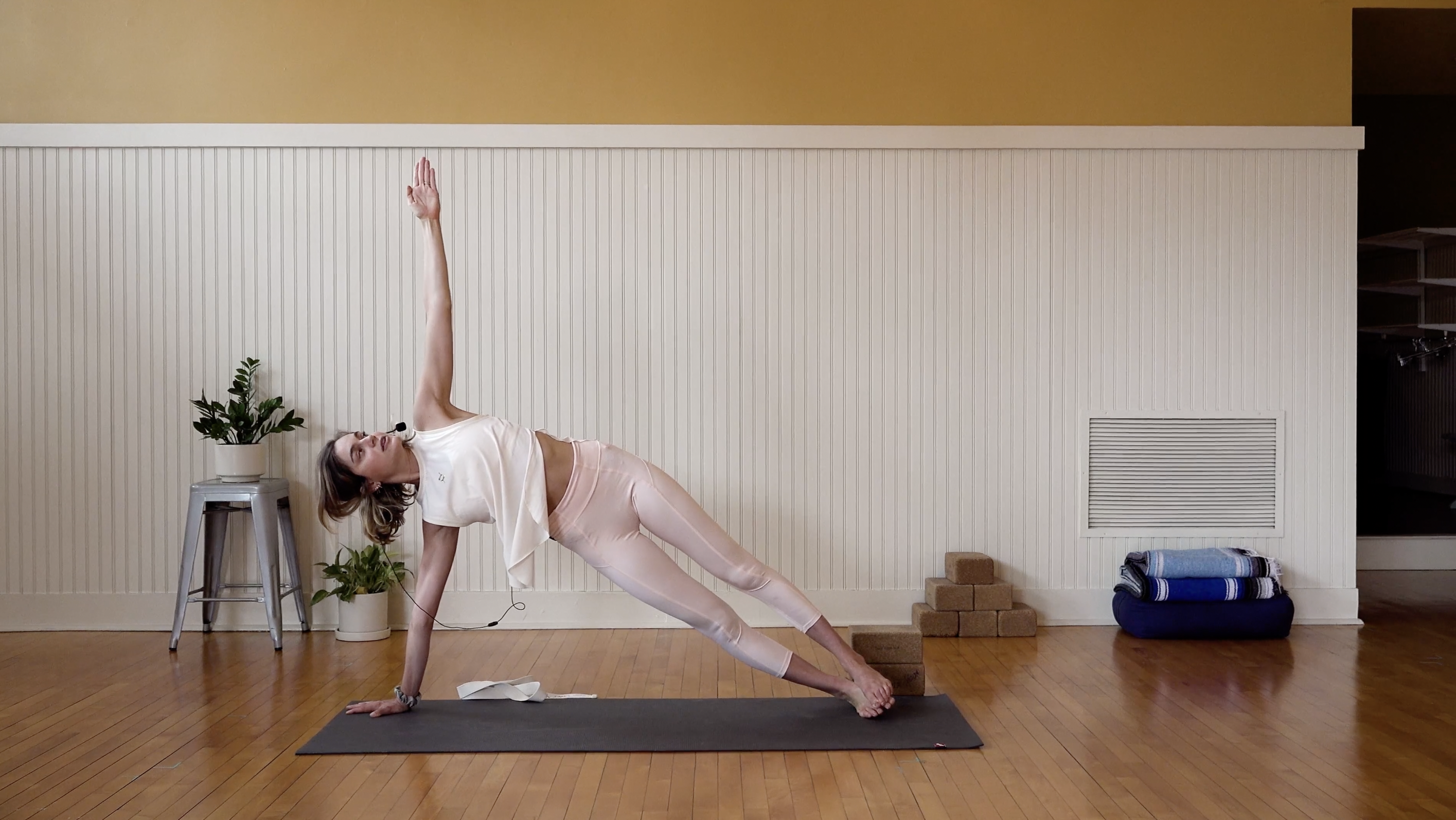 Yoga in Spanish:  Flow corto y Energético  • Sara Bravo • 20 min