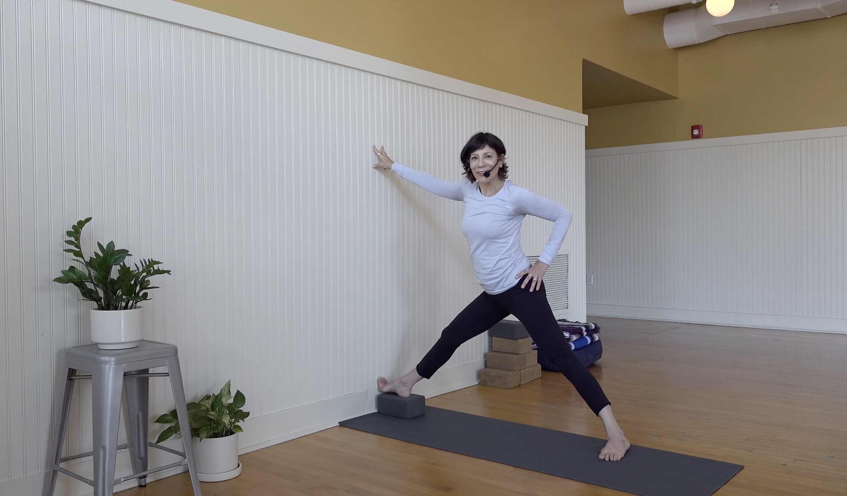 Iyengar: Side Stretches • Claire Carroll • 30 min