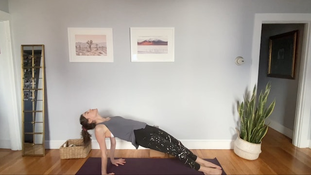 Yoga in Spanish: Alineación de Chakras • Sara Bravo • 60 min