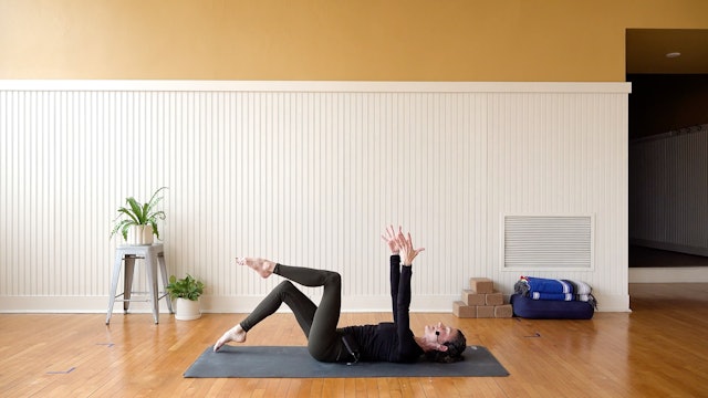 Pilates: Flexion Free Mat Class • Kathleen Curran Cheng • 18 min