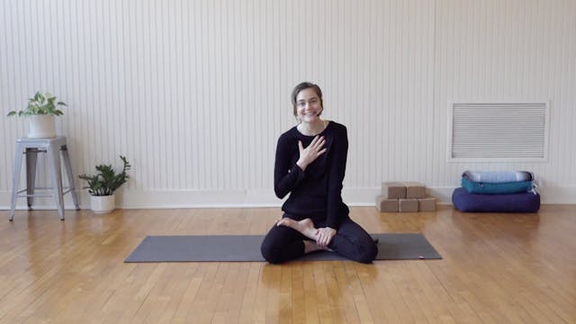 Yoga in Spanish: Meditacion • Sara Br...