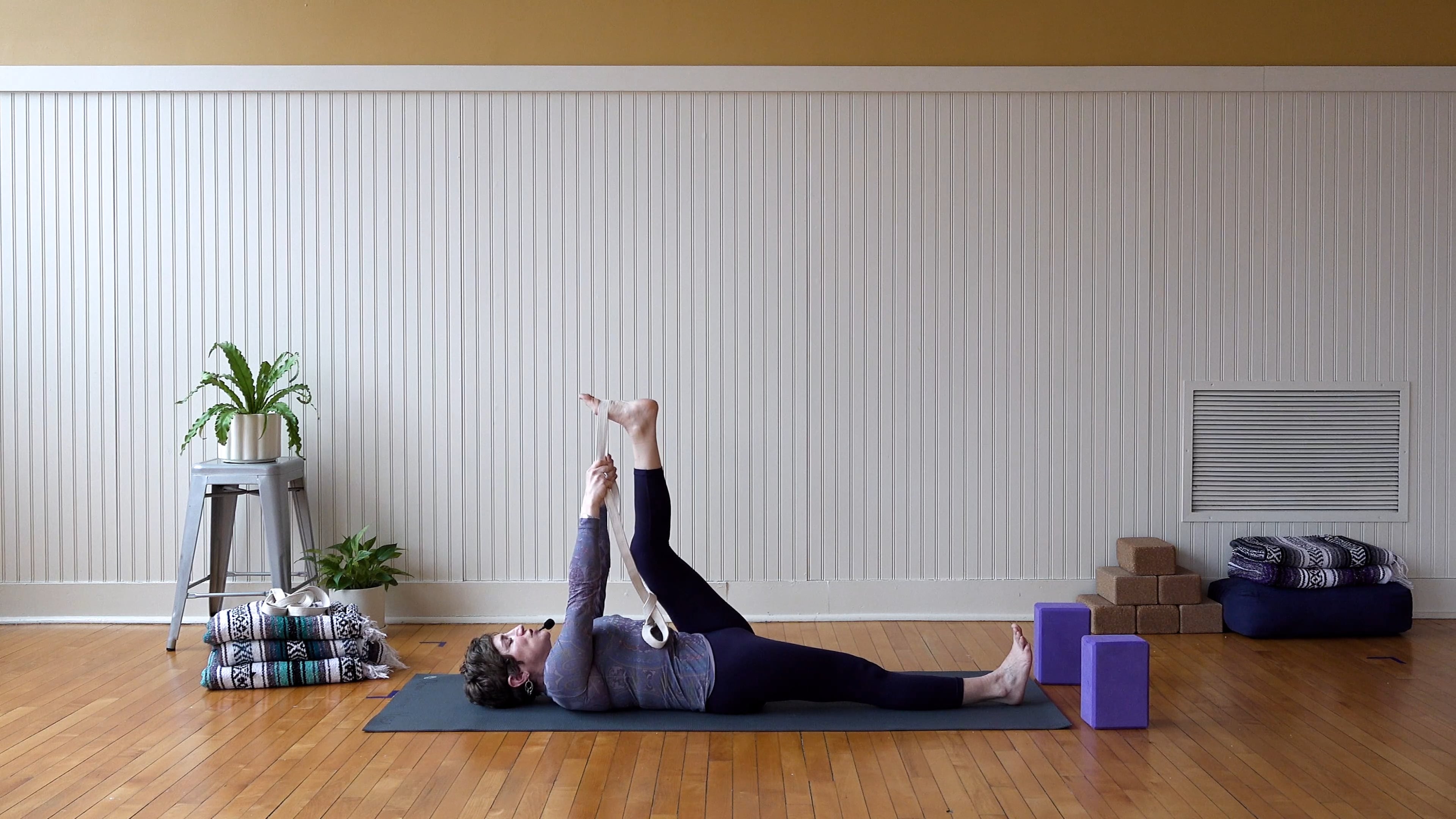 Iyengar: 10-Minute Stretch • Shara Lewis • 10 min