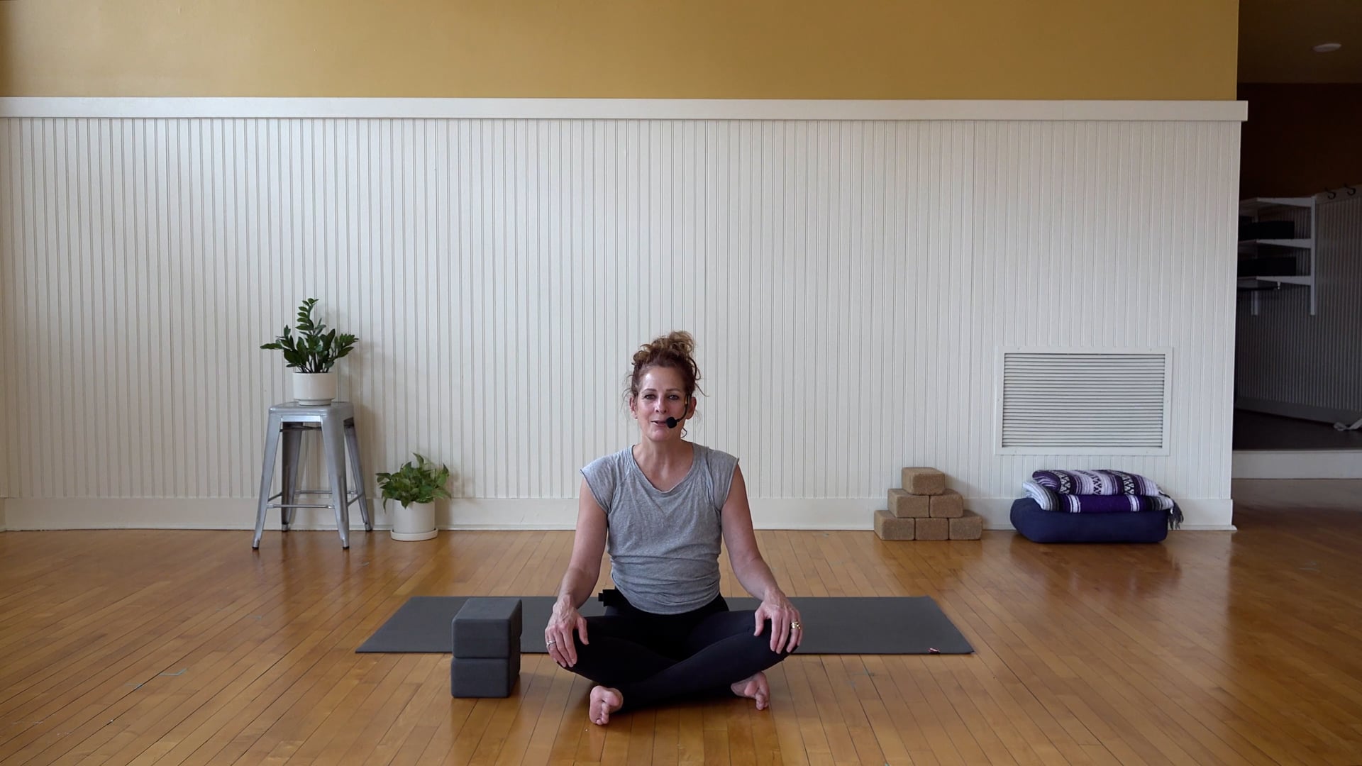 Flow: Freedom In the Spine and Shoulders • Claire Este McDonald • 35 min