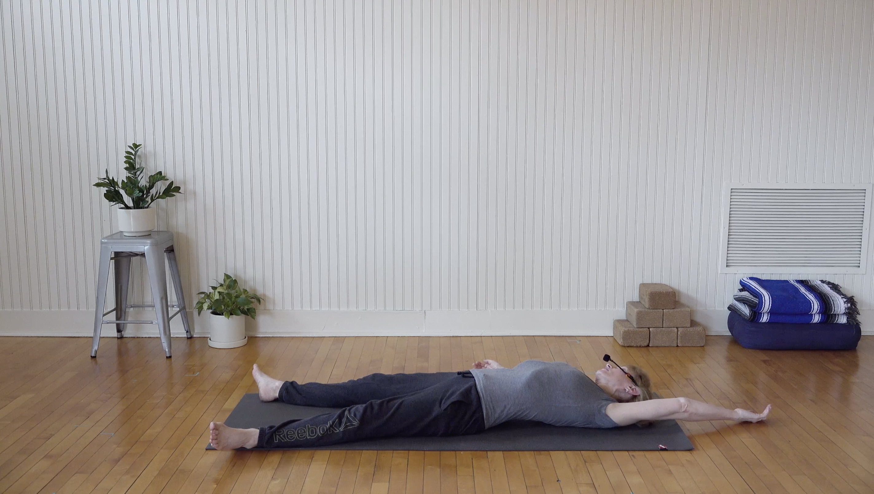 Feldenkrais:  Finding Ease in the Shoulders • Didi von Deck - 15 min