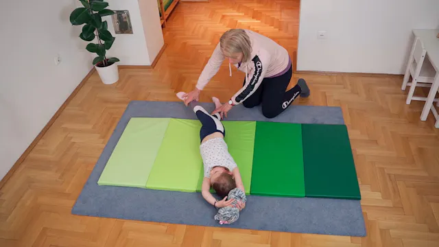 Mintagyakorlatok primitív reflex gátláshoz csecsemőkben