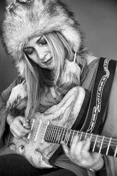 THE WHALE GUITAR: INSTRUMENT OF CHANG...