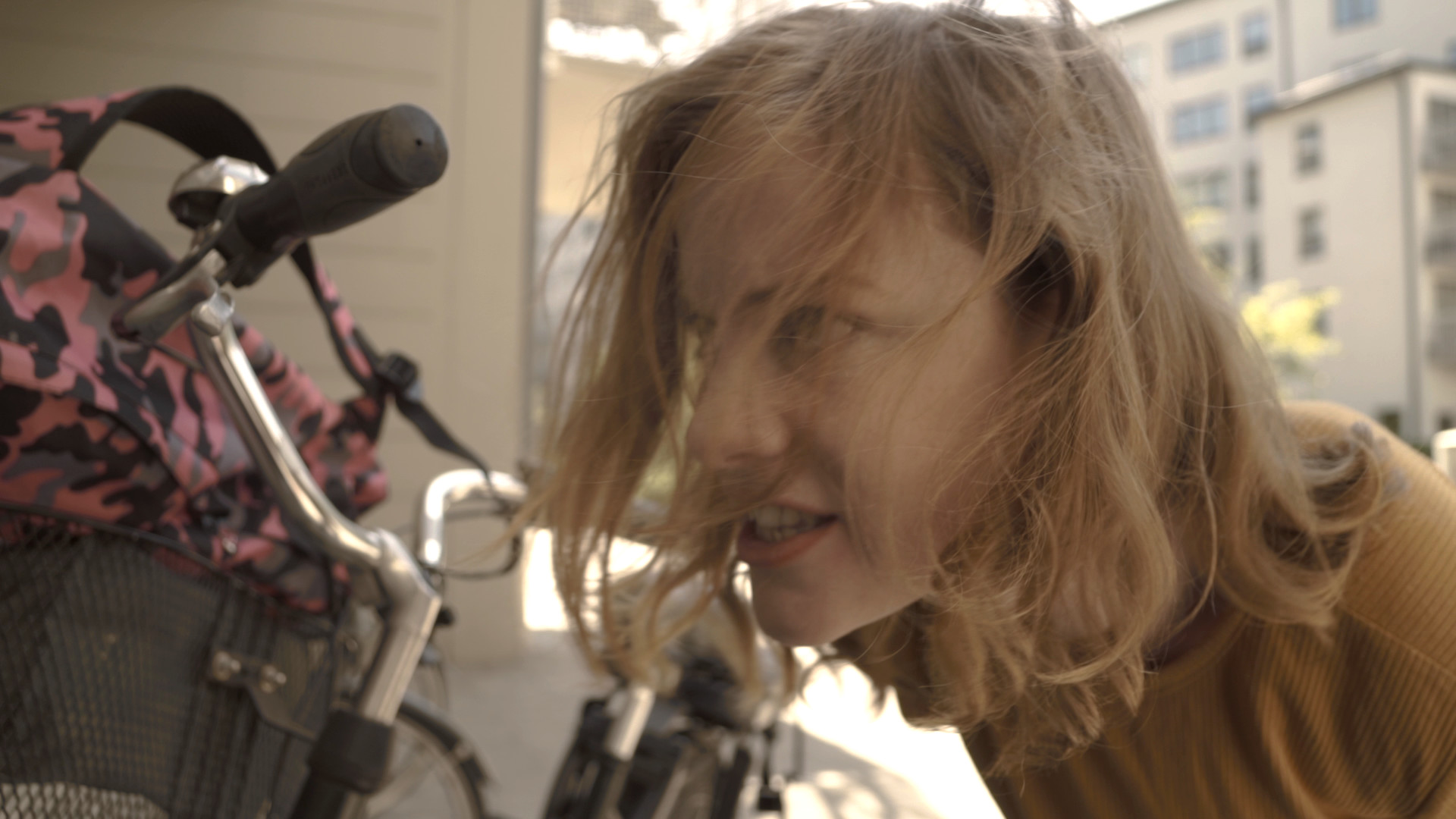 LILI SEES YOU, 15min., Sweden, Thriller/Drama