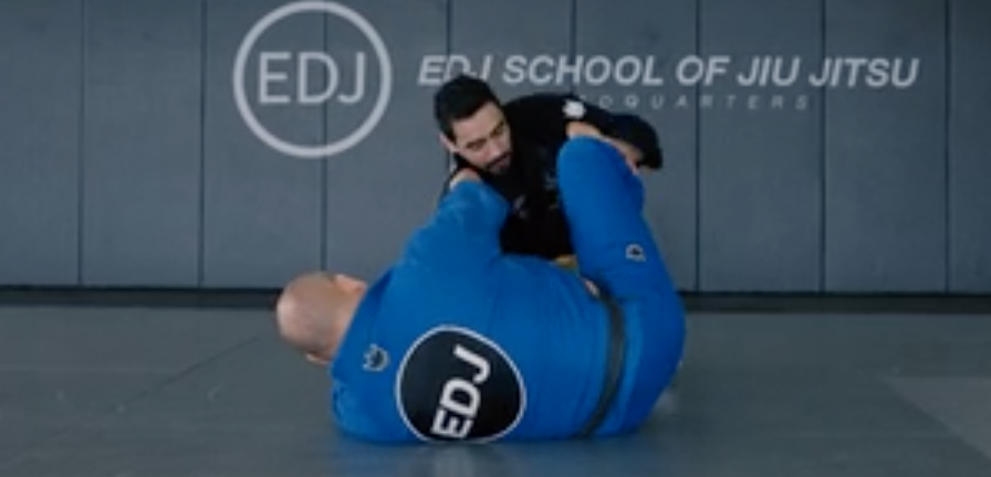COLLAR SLEEVE TRIANGLE OPPONENT ON THE KNEES