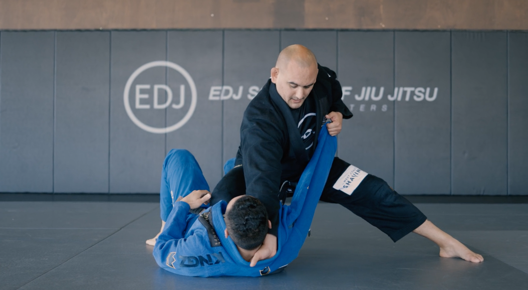 KNEE ON BELLY COLLAR CHOKE