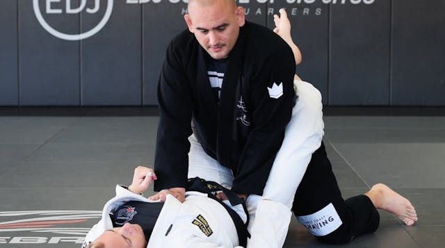 OPENING CLOSE GUARD FROM THE KNEES