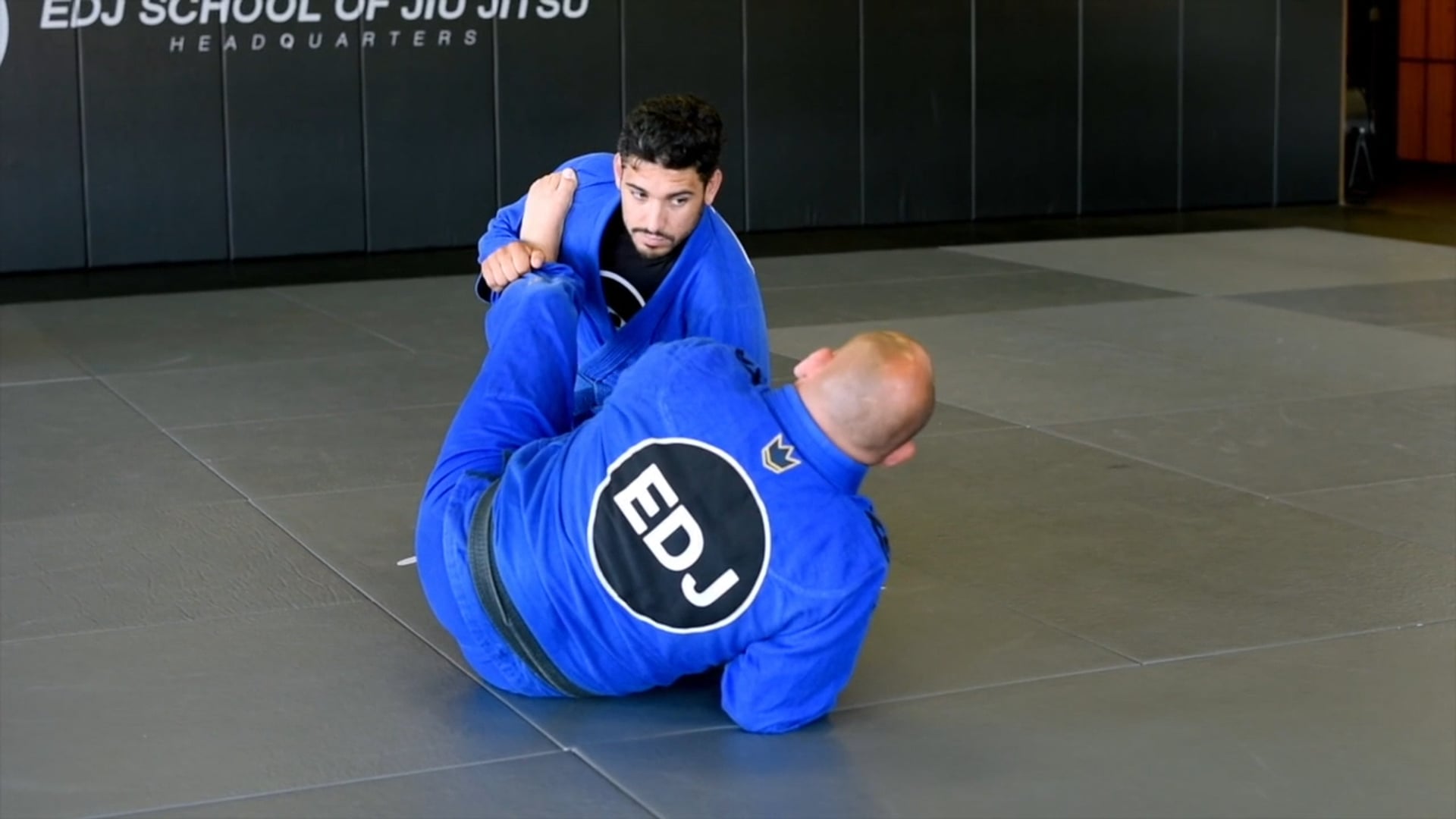 COLLAR SLEEVE TO OMOPLATA SWEEP