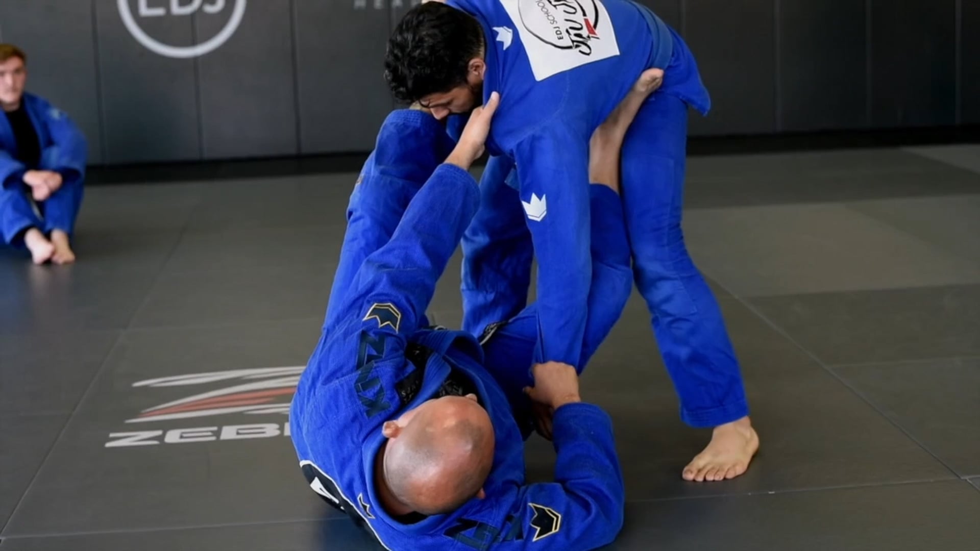 COLLAR SLEEVE TO OMOPLATA SUBMISSION