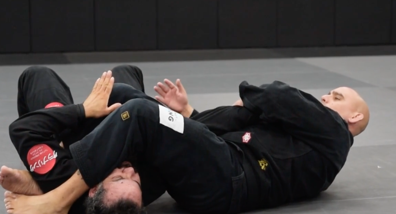 MOUNTED ARM BAR CONTROLLING THE HEAD