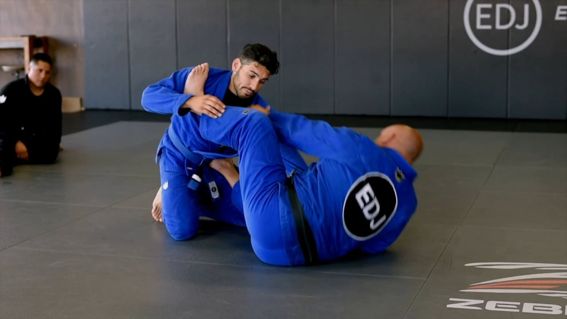 COLLAR SLEEVE TO OMOPLATA AND COUNTER TO THE DEFENSE [ROLLING OMOPLATA]