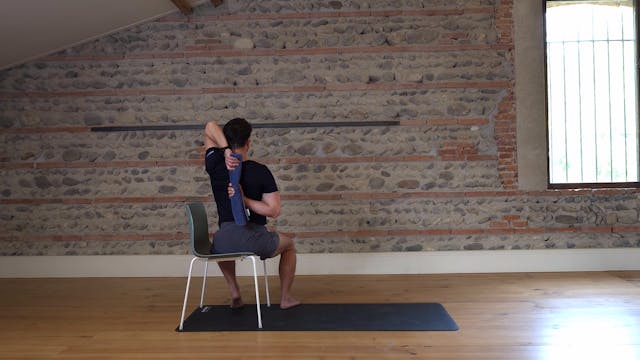 Étirements épaules et haut du dos