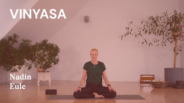 Vinyasa | 15 Minuten Pausenflow | Einführung | Nadin