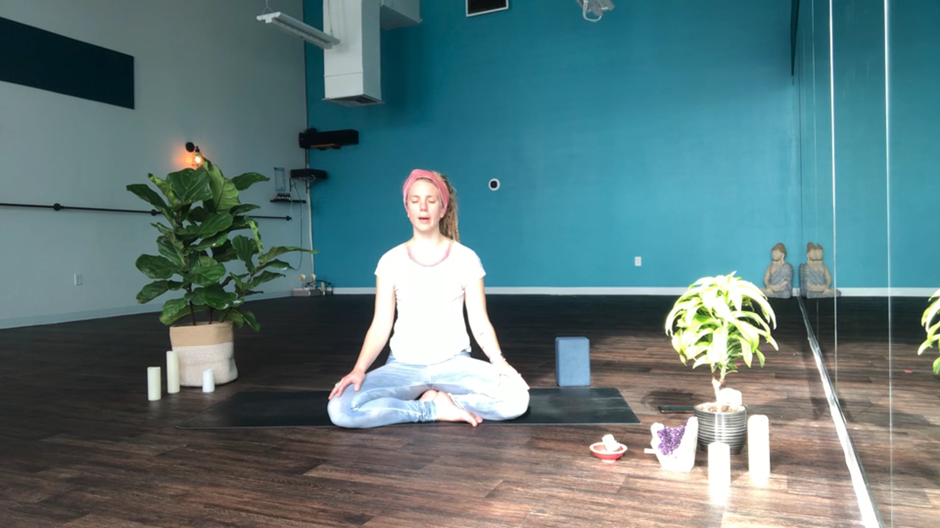 Vinyasa full body & strengthening flow with Genevieve