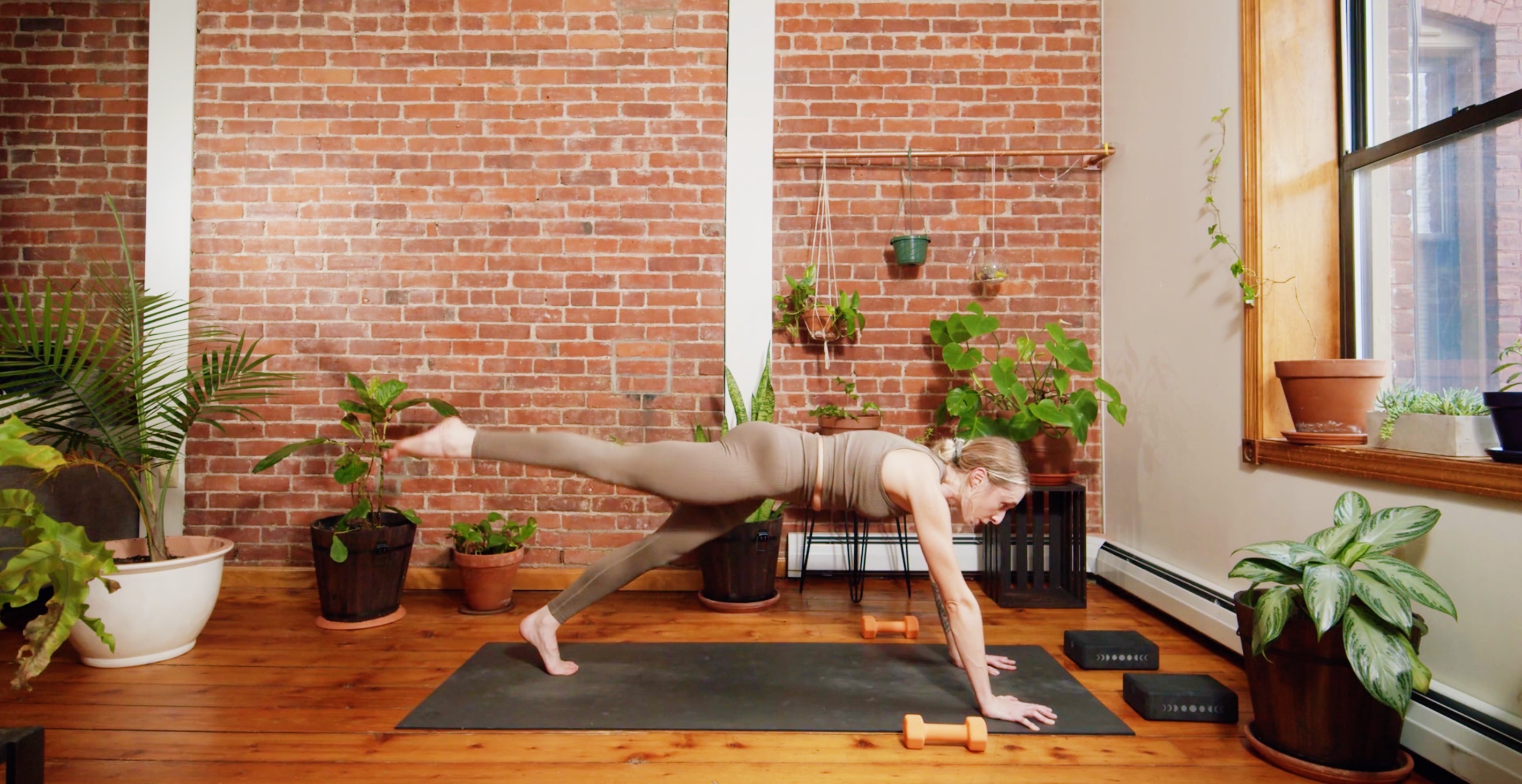 Arms + Abs: Glow Sculpt with Kaylie Daniels