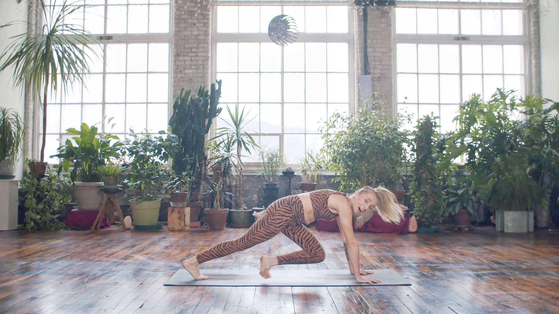 Cardio Sizzle: Glow Sculpt with Kaylie Daniels