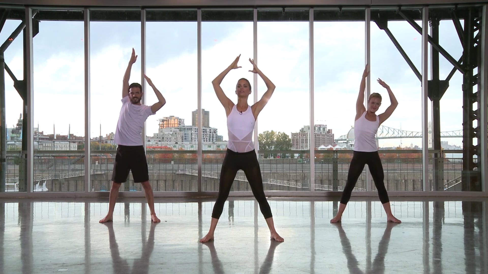 Étirement: épaules, haut du dos et ischio-jambiers avec Sahra Esmonde-White