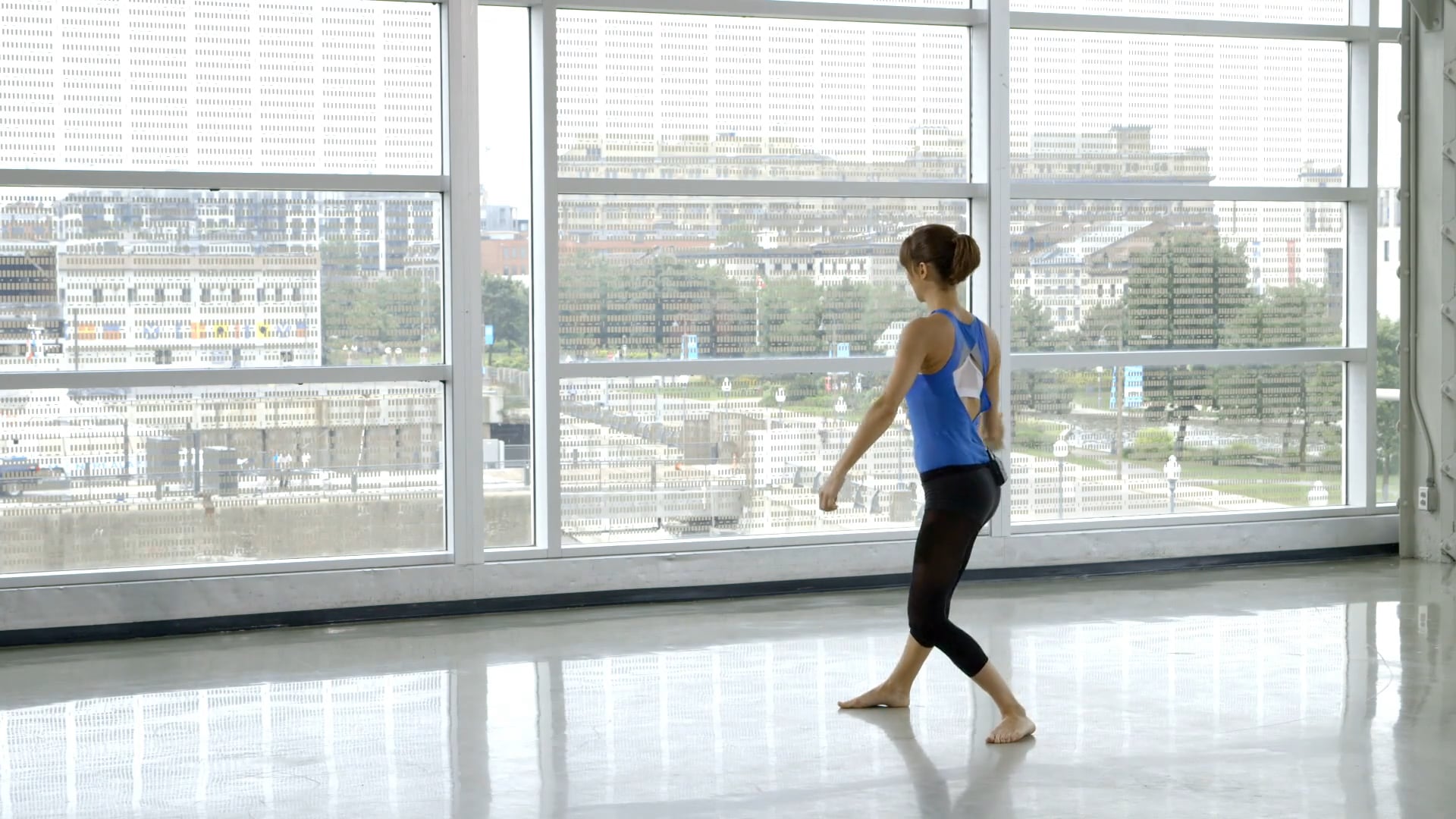 Séquence debout avec Sahra Esmonde-White