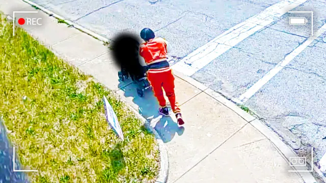 Mom Walks With Dead 3-Year-Old in Str...