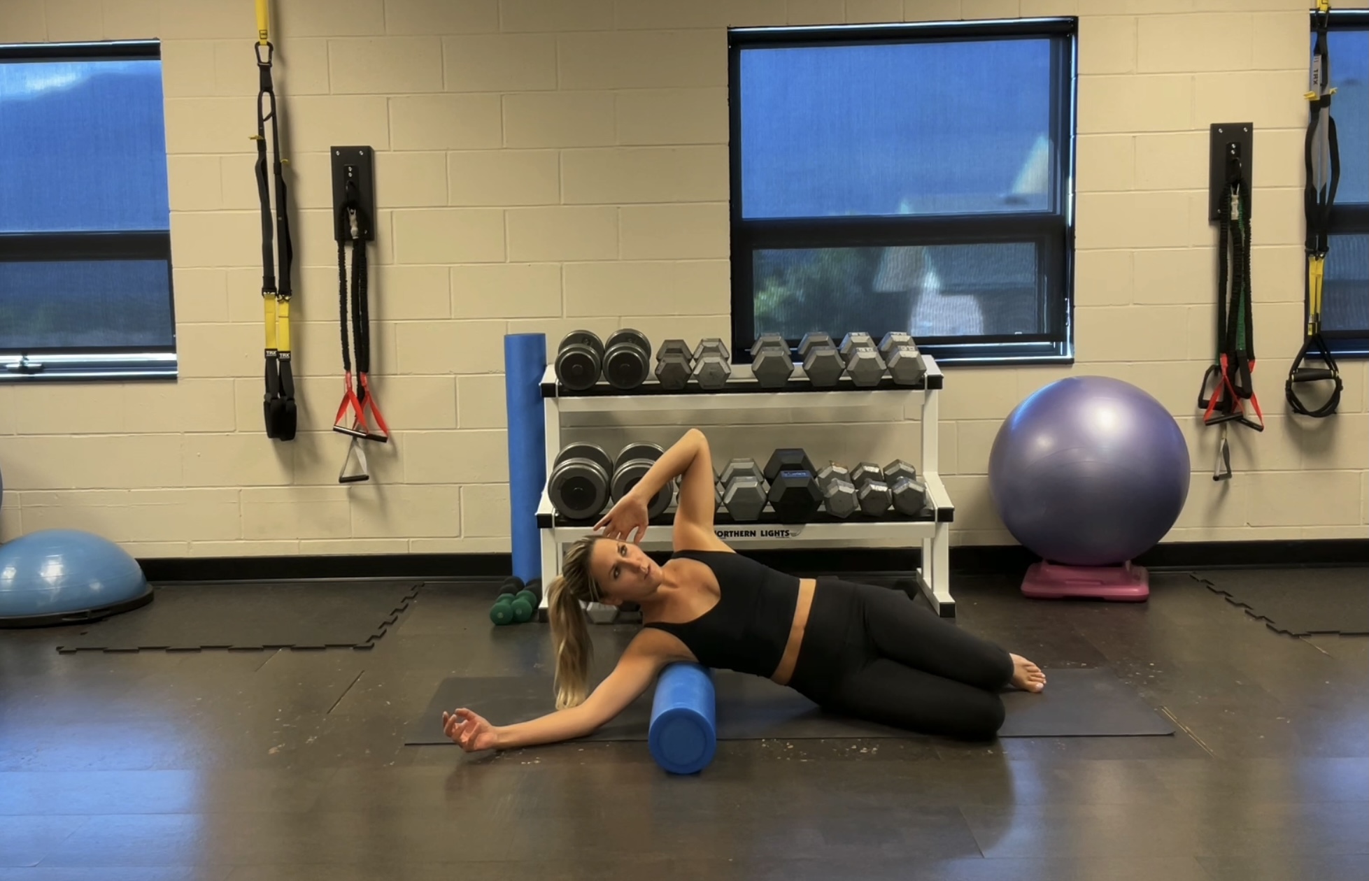 8 min Yoga with Roller Stretching and Pressure Point Releasing 