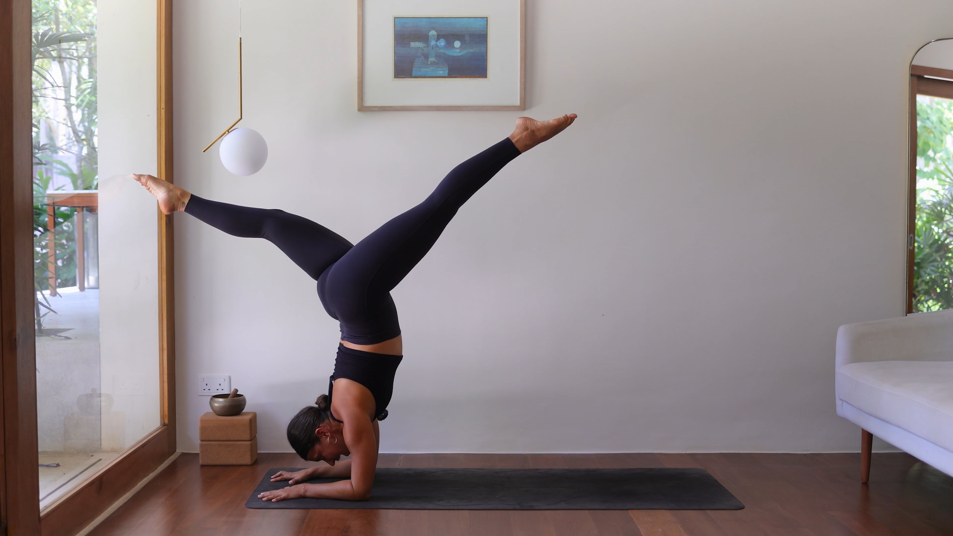 Pincha mayurasana: utiliser le mur