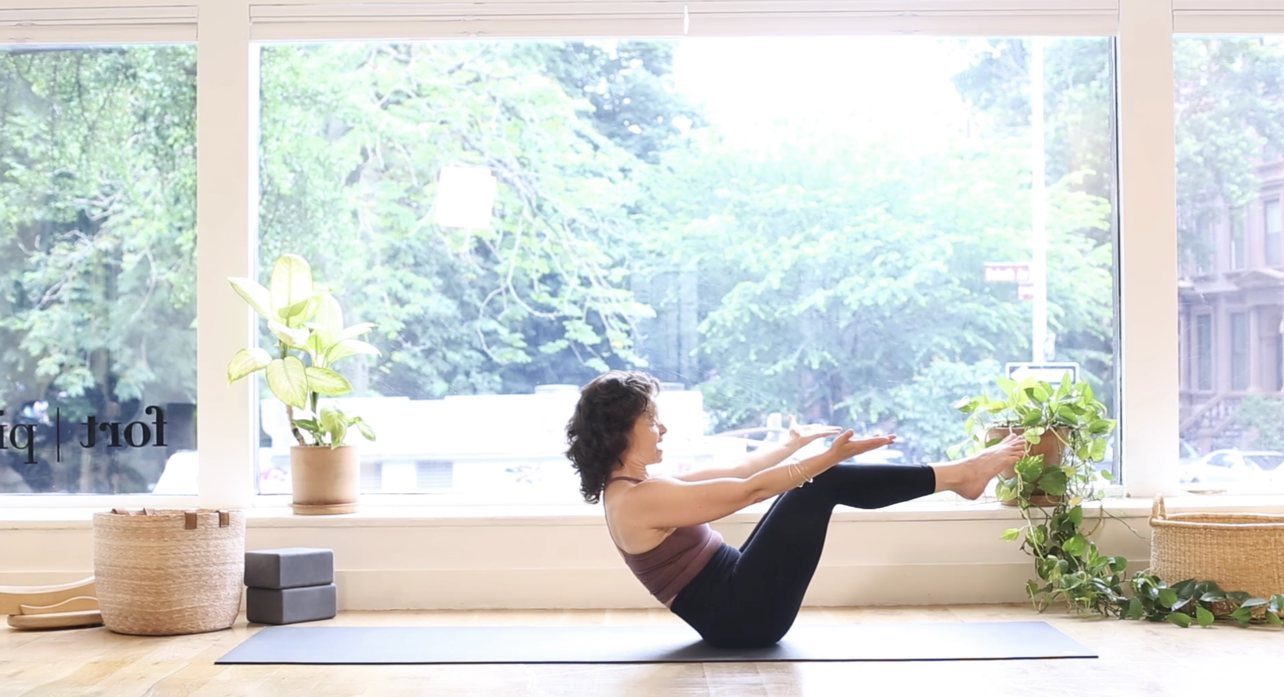 80. Build Your Fort: Abs w/Ashley R.