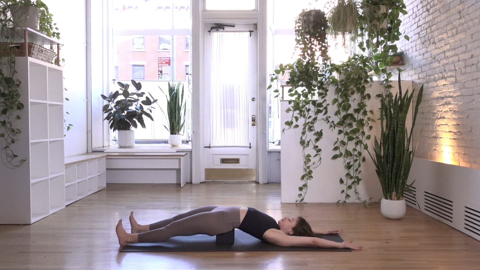 11. Build Your Fort - Ab & Glute Work w/Ashley R.