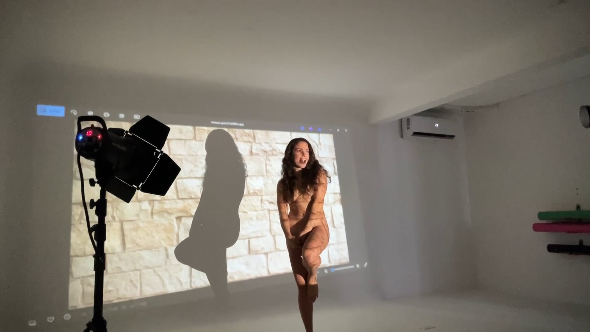 Experimentos de estudio con luces y proyecciones