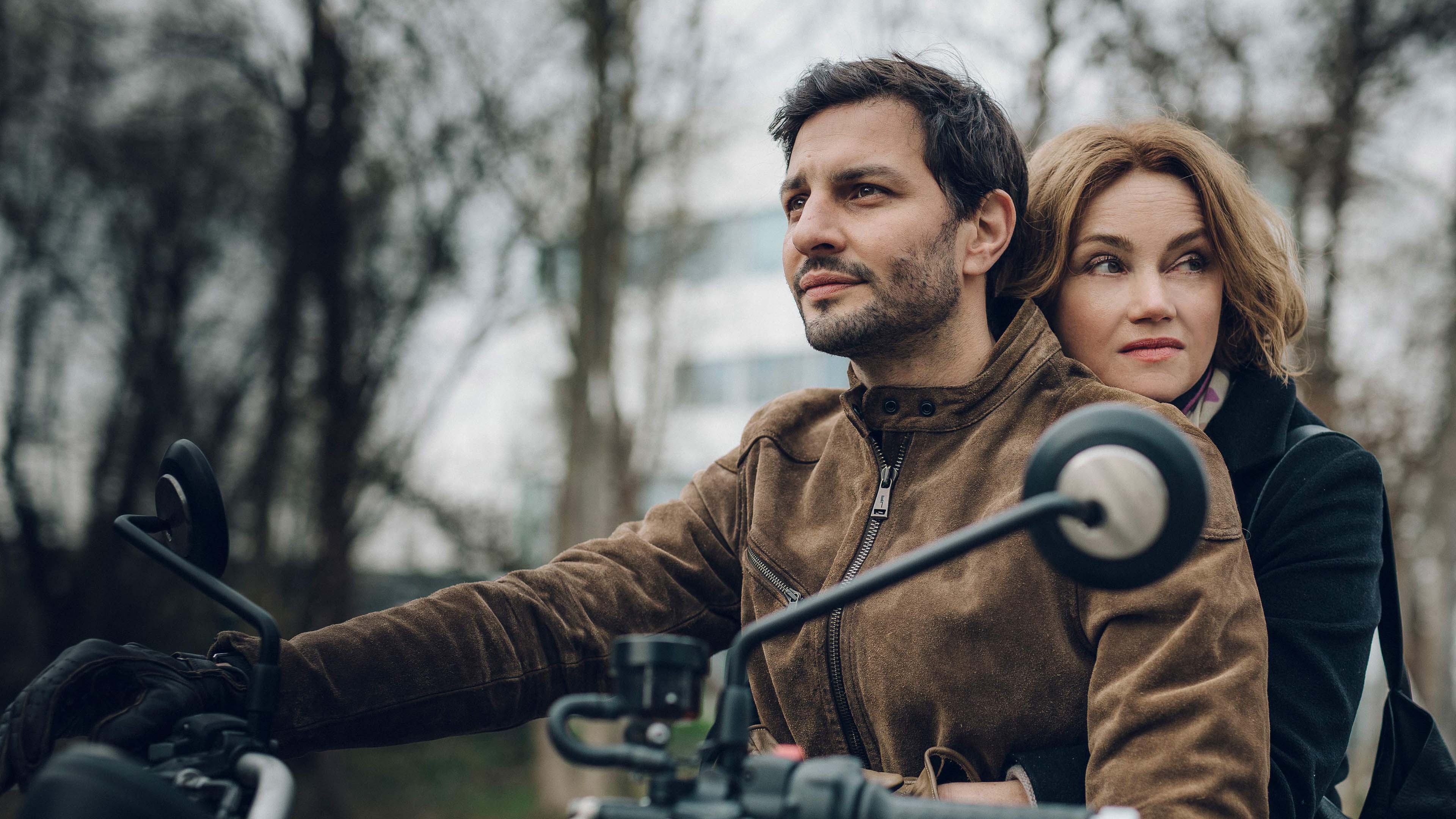 Manipulations: Episode 01