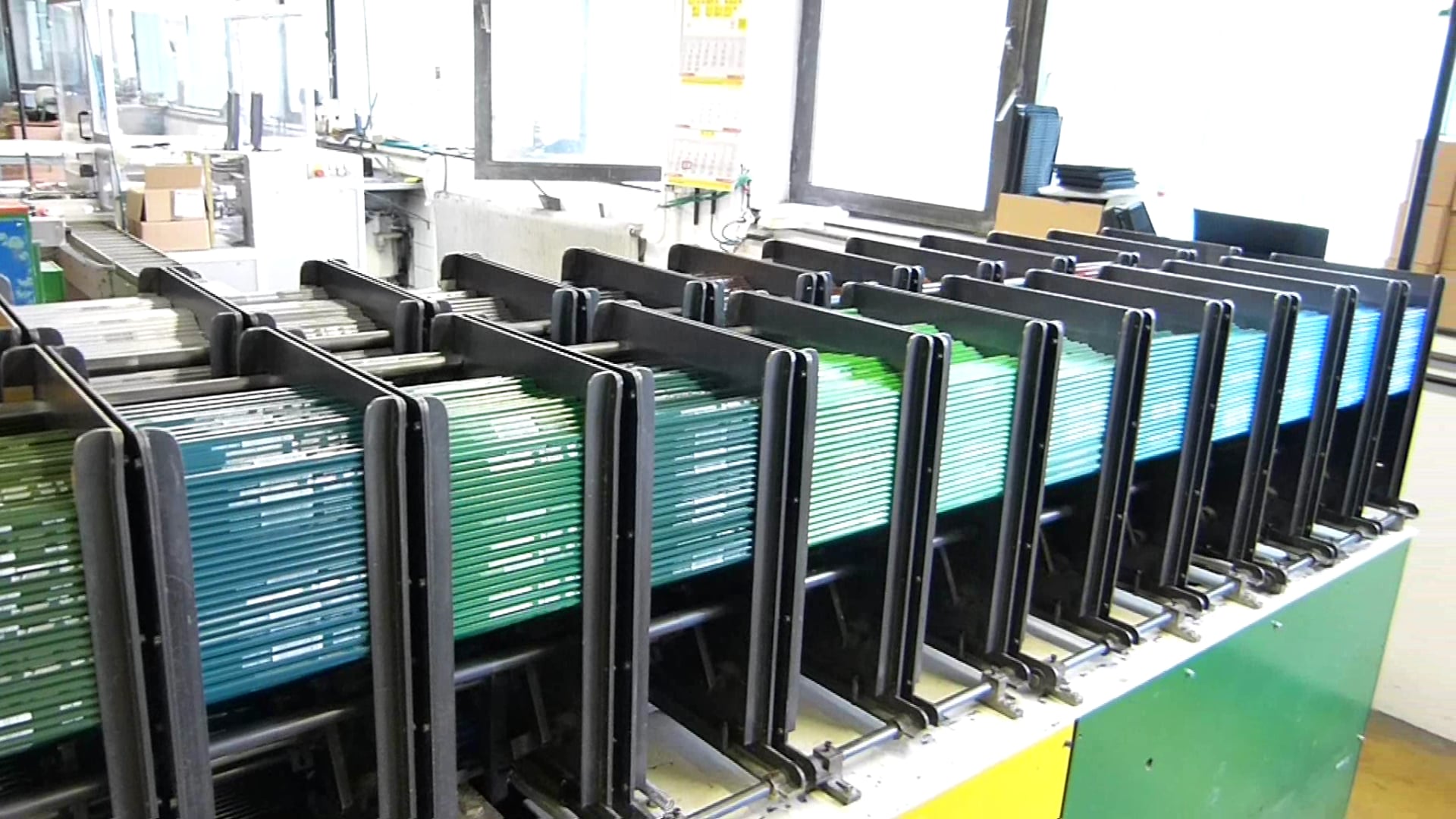 Wie kommen die Minen in die Farbstifte?