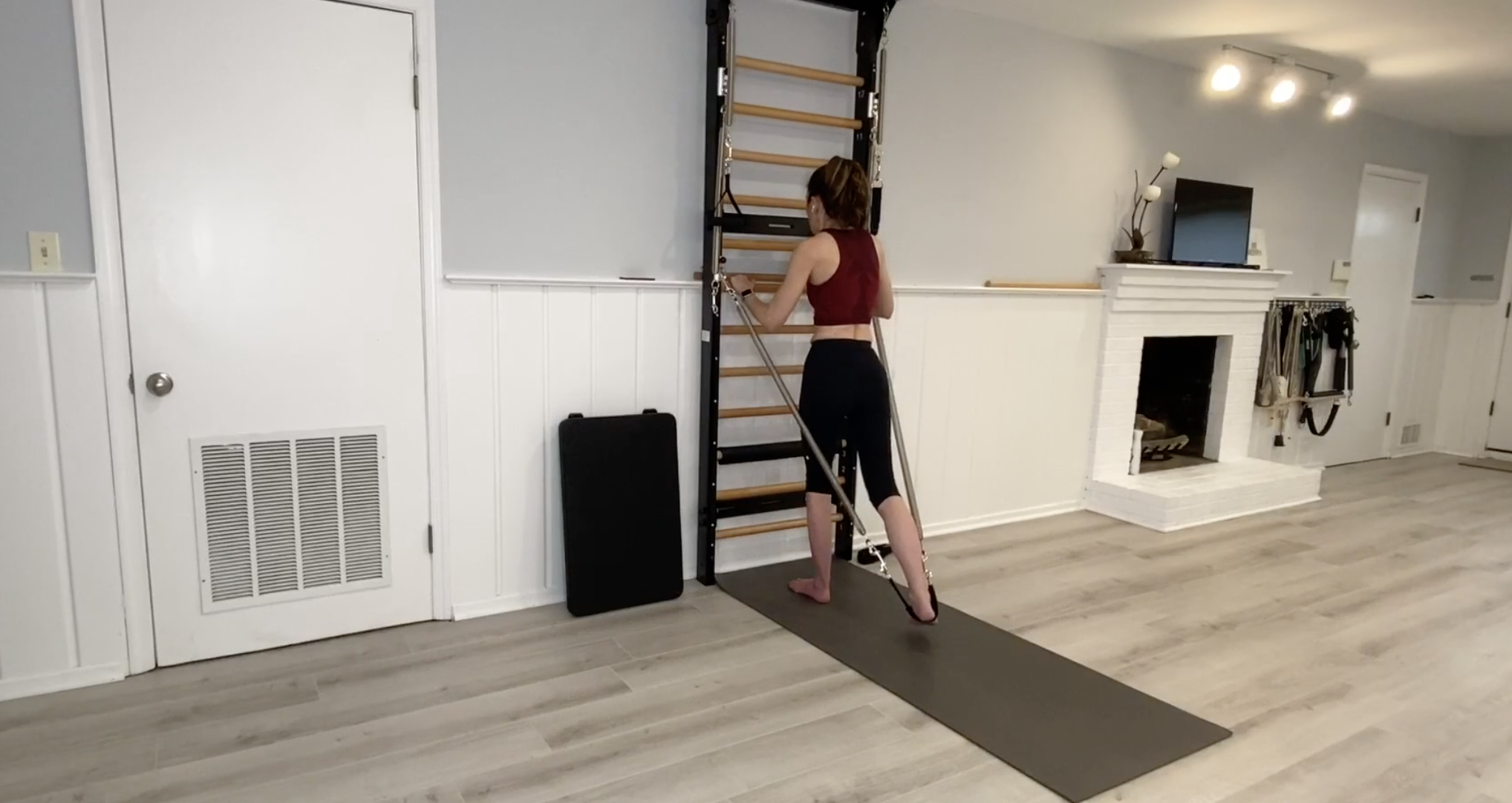 Mariska 1 - Arms and Legs (and a Bug 😳)