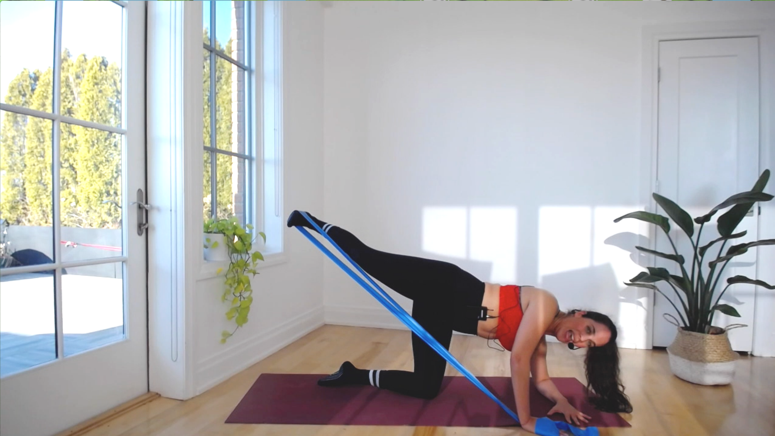 25 MIN GLUTES + CORE (BAND OPTIONAL)